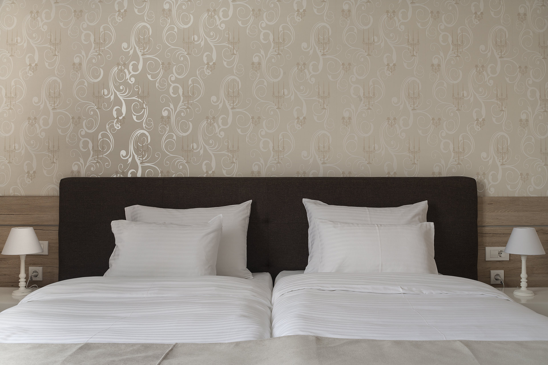 Deluks dvokrevetna soba sa bračnim ili zasebnim krevetim IG Hotel-a